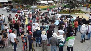 Plantón frente a la Alcaldía de Cajamarca, Tolima.