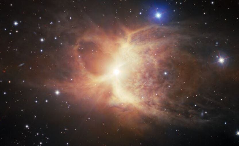 Científicos estudian la interacción entre una estrella gigante roja moribunda y una estrella que fue destrozada.