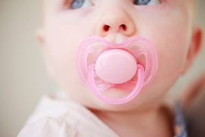 Cerca de la bebé con chupete rosa