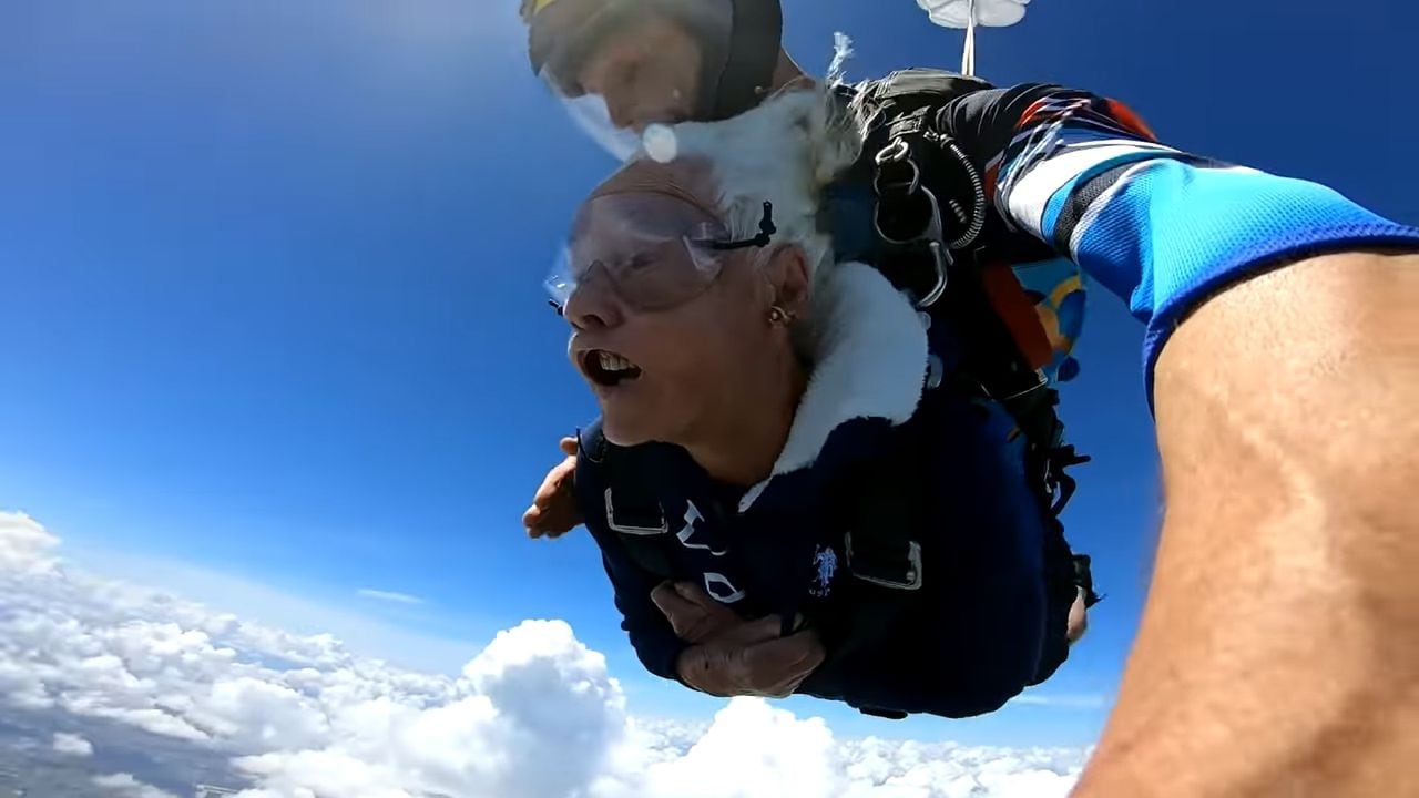 La mujer de 100 años de edad que celebró su cumpleaños saltando de un paracaídas