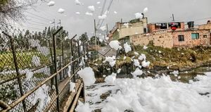  Una nube de espuma, de hasta 5 metros de altura, cubrió el barrio Los Puentes, en Mosquera, el domingo 24 de abril. 