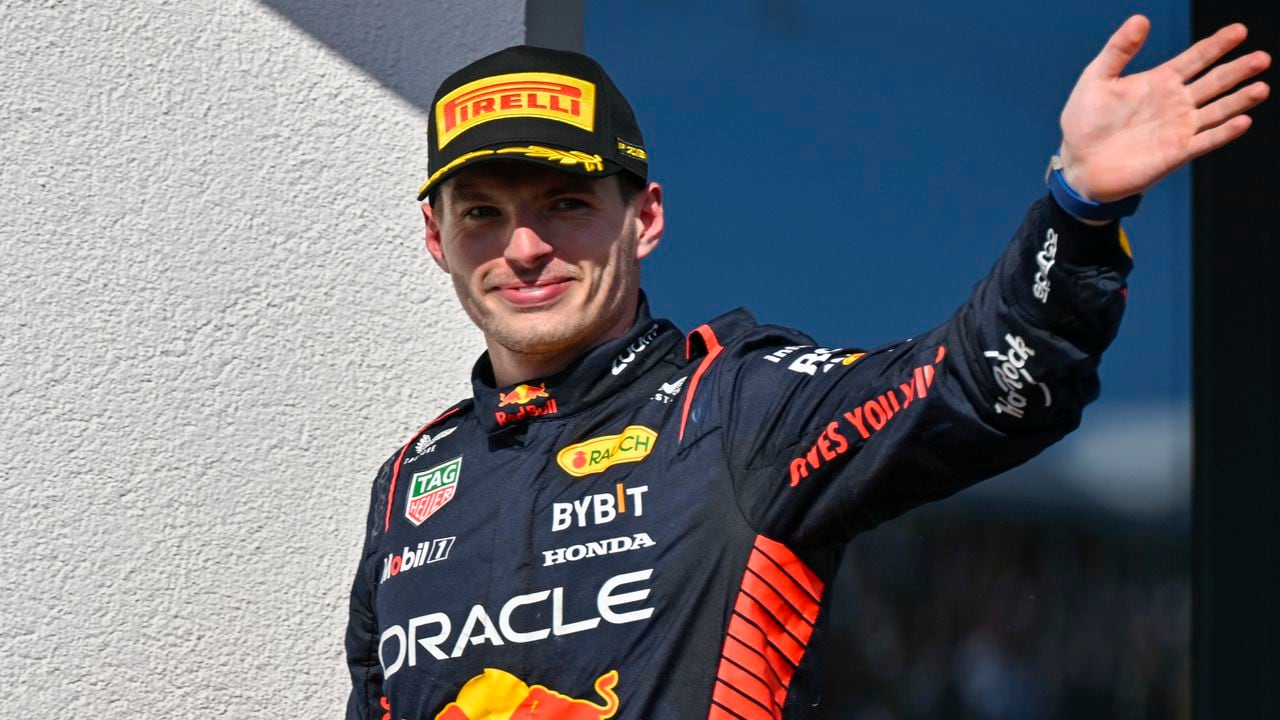 El piloto neerlandés de Fórmula Uno Max Verstappen de Red Bull Racing celebra en el podio después de ganar el Gran Premio de Hungría de Fórmula Uno, en el circuito de Hungaroring en Mogyorod, cerca de Budapest, Hungría, el domingo 23 de julio de 2023. (Foto AP/Denes Erdos)