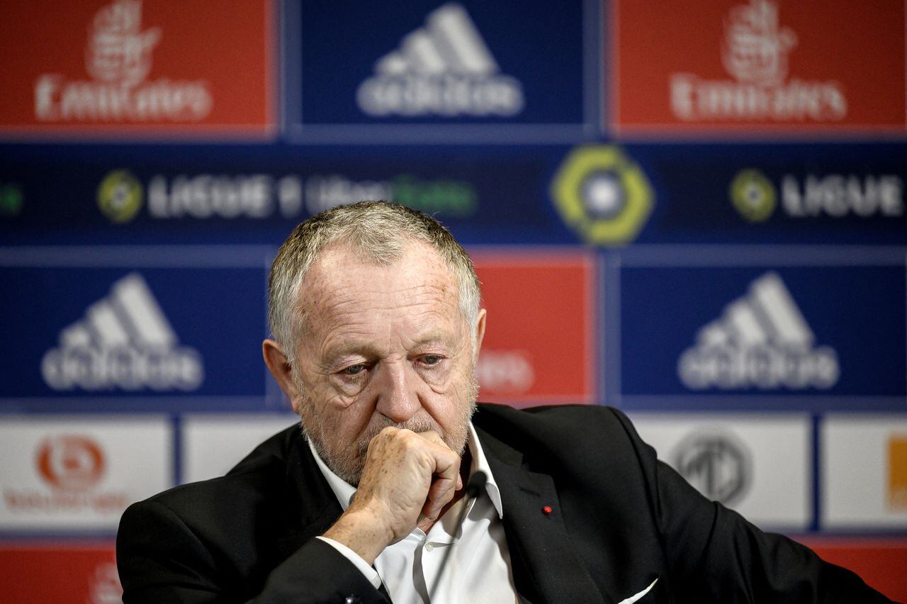 (FILES) Olympique Lyonnais French president Jean-Michel Aulas looks on during a press conference, in Decines-Charpieu Groupama Stadium, central-eastern France, on March 31, 2022. - Olympique Lyonnais French president Jean-Michel Aulas announced he is stepping down from his position, on May 8, and will be replaced by John Textor. (Photo by JEFF PACHOUD / AFP)