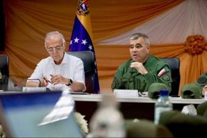Ministro de Defensa Iván Velásquez, derecha y el ministro de Defensa de Venezuela, Vladimir Padrino.