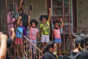 Los niños también muestran su apoyo a una marcha de Black Lives Matter el domingo 31 de mayo de 2020 en Tampa, Florida. Por segundo día consecutivo, los manifestantes salieron a las calles para protestar por la muerte de George Floyd. Foto: Martha Ascencio-Rhine / Tampa Bay Times vía AP.
