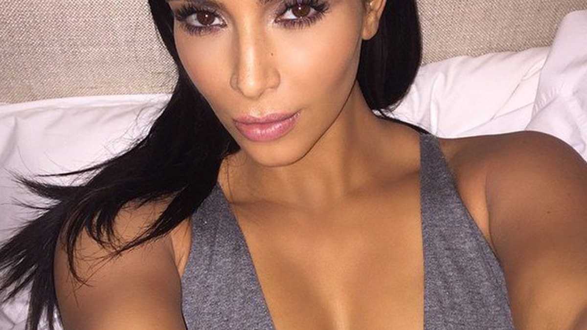 Kim Kardashian es una de las celebridades que mejor sabe aprovechar los angulos para tomarse selfies.