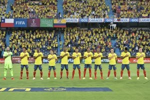 BARRANQUILLA, COLOMBIA - SEPTEMBER 09: Players of Colombia line up during the national anthem prior a match between Colombia and Chile as part of South American Qualifiers for Qatar 2022 at Estadio Metropolitano on September 09, 2021 in Barranquilla, Colombia. (Photo by Gabriel Aponte/Getty Images)