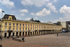 Se explora el significado detrás del nombre "Palacio de Lievano" y su importancia en la política de la ciudad.