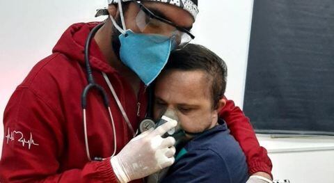 enfermero abraza a su paciente de coronavirus con síndrome de Down para darle oxígeno