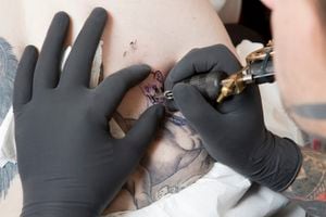 El tatuaje puede tardar un mes o más en sanar, dependiendo del tamaño y la zona en la que esté ubicado.