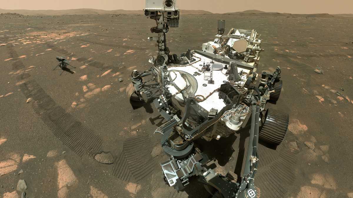 Archivo: Fotografía difundida por la NASA de la sonda marciana Perseverance (al frente), junto al helicóptero Ingenuity (a la izquierda). (NASA/JPL-Caltech/MSSS vía AP)