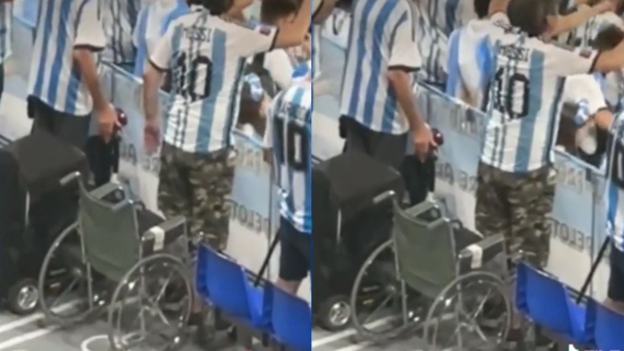 Un hincha de Argentina en silla de ruedas se levanta para alentar a su equipo. Muchos se preguntan si en verdad tenía alguna discapacidad.