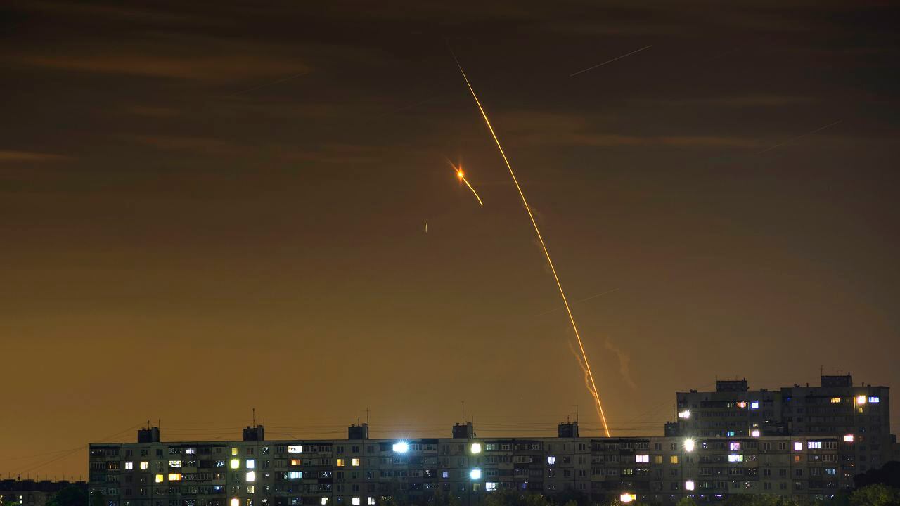 Cohetes rusos lanzados contra Ucrania desde la región rusa de Belgorod se ven al amanecer en Kharkiv, Ucrania, la madrugada del domingo 14 de mayo de 2023.