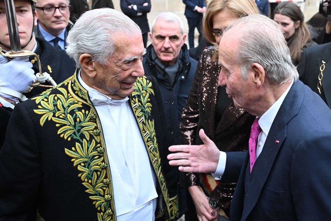 Mario Vargas Llosa (izquierda) habla con el ex rey de España Juan Carlos I (derecha)