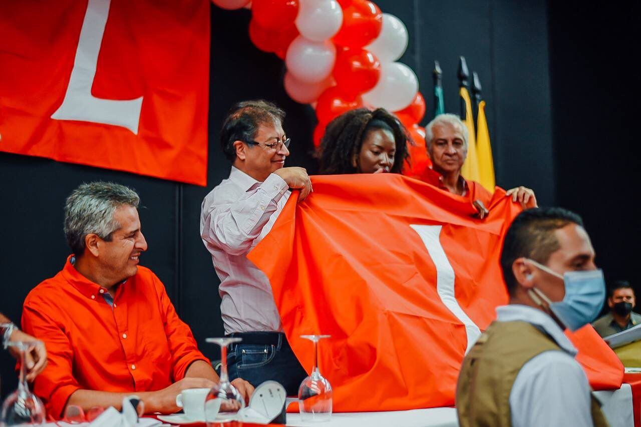 Gustavo Petro recibiendo la bandera del Partido Liberal en Risaralda