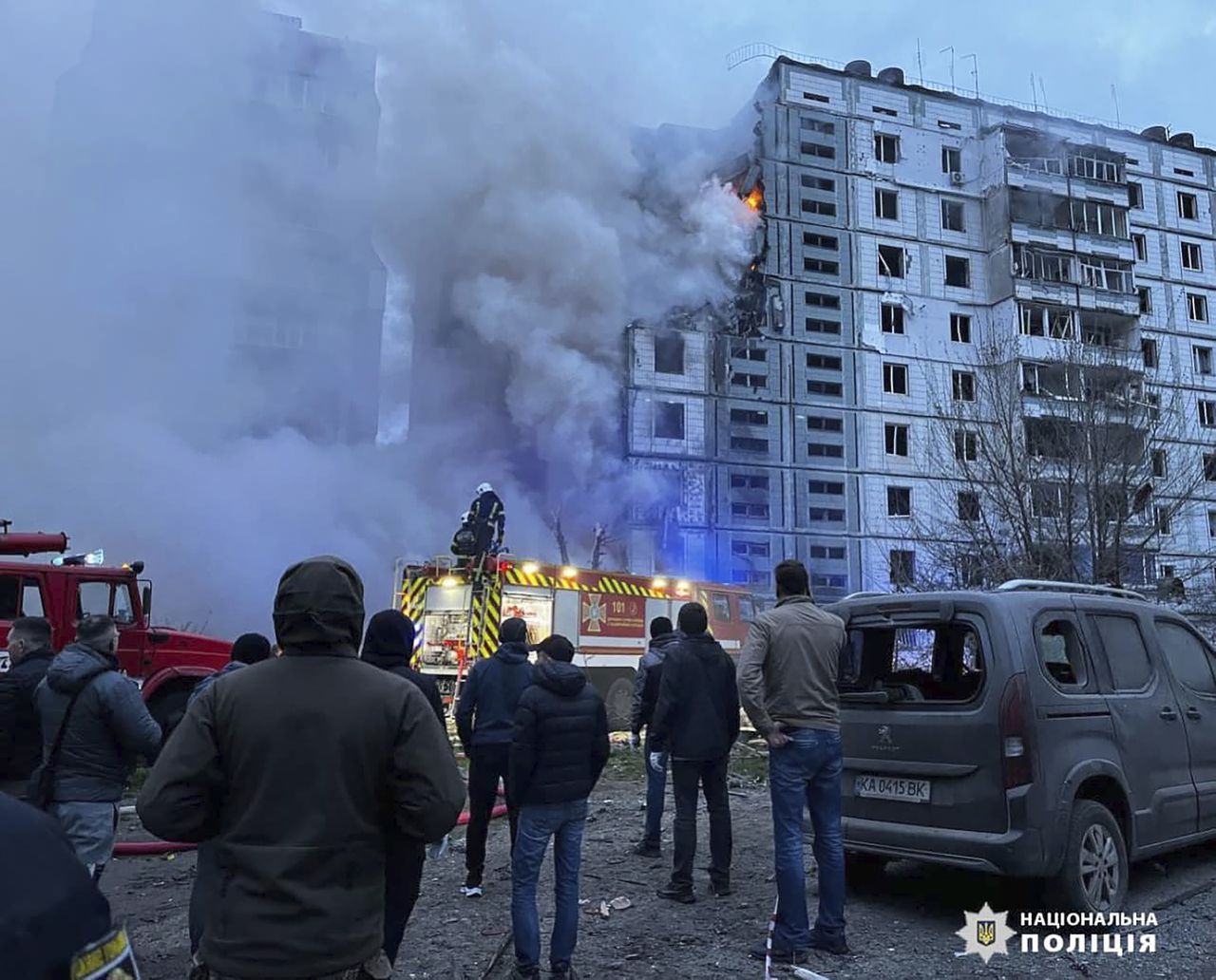 En esta foto proporcionada por la Policía Nacional de Ucrania, los bomberos trabajan para extinguir un incendio luego de un ataque ruso en un área de edificios de apartamentos en la ciudad de Uman, 200 kilómetros (125 millas) al sur de Kiev