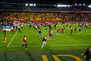 El partido se debió suspender por varios minutos a raíz de la confrontación. Era el primer juego con público en El Campín en más de 17 meses.