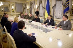 La Secretaria del Tesoro de EE.UU., Janet Yellen, asiste a una reunión con el Presidente de Ucrania, Volodymyr Zelenskiy, en medio del ataque de Rusia a Ucrania, en Kiev, Ucrania, el 27 de febrero de 2023.