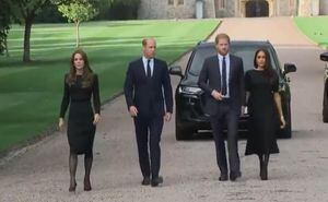 Los príncipes Guillermo y Enrique aparecieron junto a sus esposas Kate y Meghan en el castillo de Windsor, donde observaron las flores y tributos en honor a la difunta reina Isabel II.