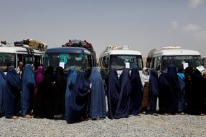 Mujeres afganas desplazadas esperan recibir ayuda en efectivo para personas desplazadas en Kabul, Afganistán, 28 de julio de 2022. Foto REUTERS/Ali Khara