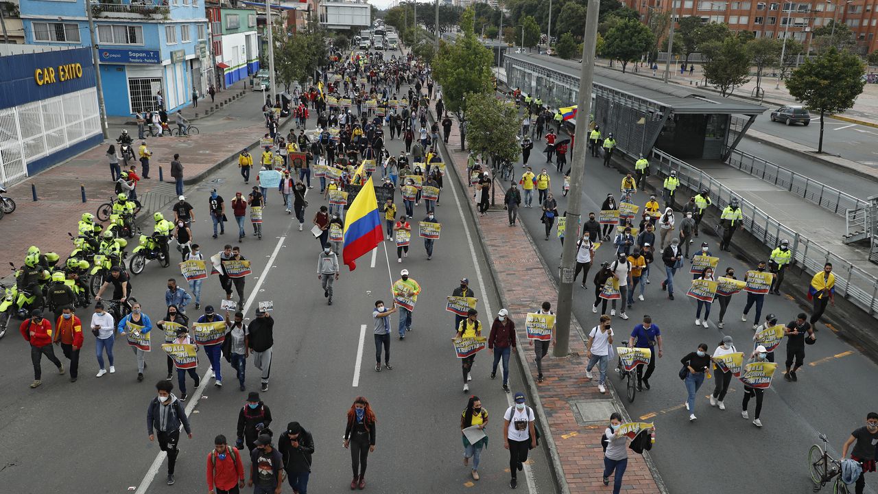 Paro Nacional en contra de la Reforma Tributaria
Bloqueos via transmilenio marcha
Bogotá abril 28 del 2021
Foto Guillermo Torres Reina / Semana