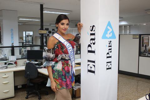 La Señorita Colombia recorrió el periódico y junto a las finalistas  del Concurso Nacional de la Belleza observaron las ediciones del periódico que reseñaron el certamen.