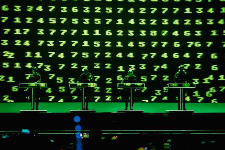 Ralf Hütter, Fritz Hilpert, Henning Schmitz y Falk Grieffenhagen son Kraftwerk. Aquí, el cuarteto tocando en el Cala Mijas Fest 2022.