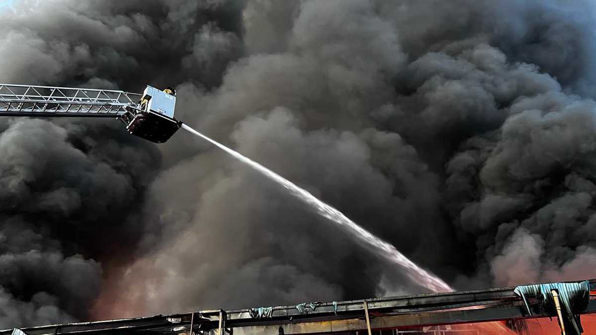 El Cuerpo de Bomberos de Bogotá trata de apagar un incendio en la localidad de Fontibón.