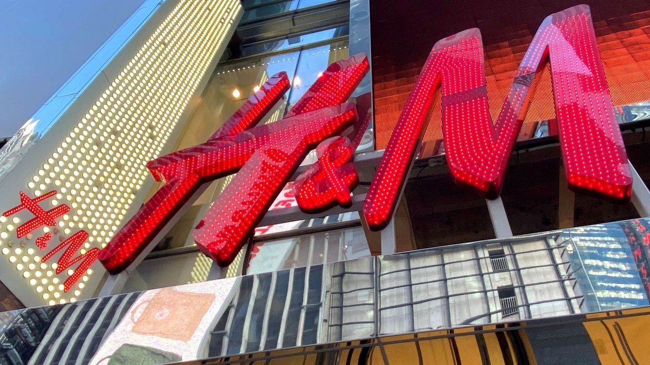 FOTO DE ARCHIVO: La tienda de ropa H&M en Times Square en Manhattan, Nueva York, EE. UU. REUTERS / Mike Segar / Foto de archivo