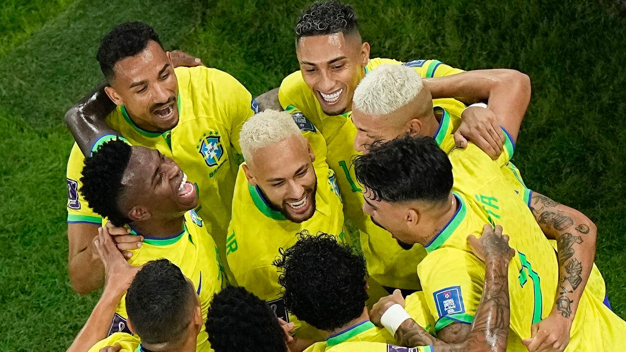 Los jugadores de Brasil hacen un círculo para celebrar el gol de Neymar en la victoria 4-1 ante Corea del Sur en el partido por los octavos de final del Mundial, el lunes 5 de diciembre de 2022, en Doha, Qatar. (AP Foto/Pavel Golovkin)