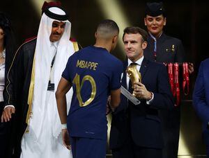 Soccer Football - FIFA World Cup Qatar 2022 - Final - Argentina v France - Lusail Stadium, Lusail, Qatar - December 18, 2022   France's Kylian Mbappe is awarded the the golden boot award by French President Emmanuel Macron during the trophy ceremony REUTERS/Hannah Mckay