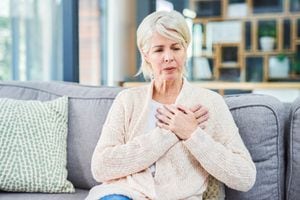 El síndrome del corazón roto es una afección cardíaca temporal que con frecuencia es provocada por situaciones estresantes y emociones extremas.