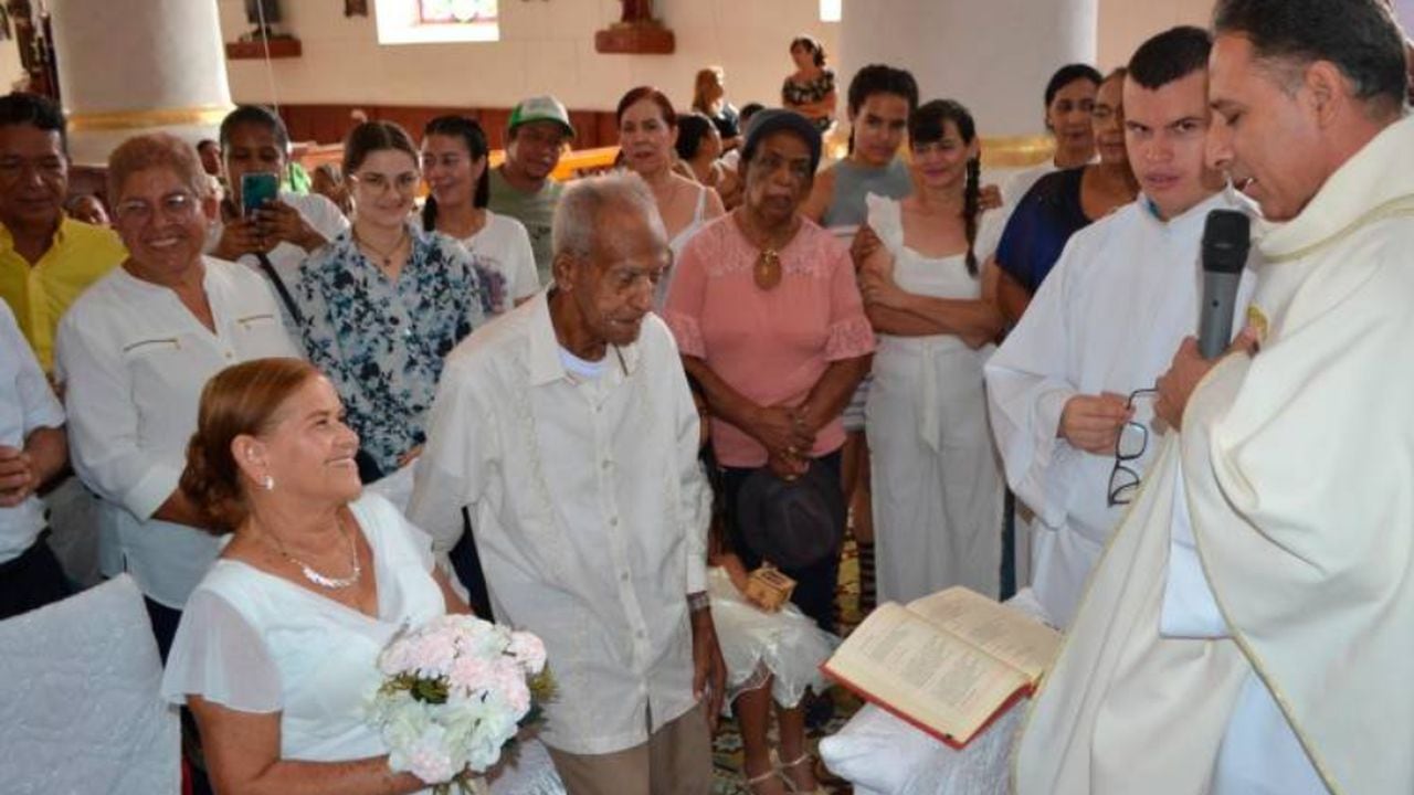 Dos adultos mayores se casan en Antioquia y su historia se vuelve viral en internet.