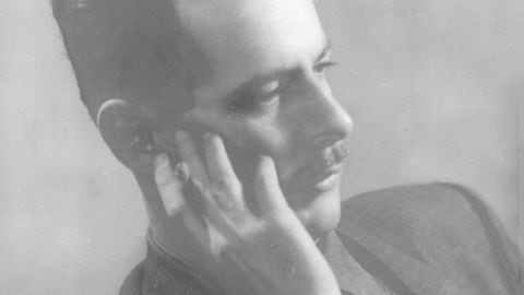 El novelista Carlos Esguerra Flórez, nació en enero de 1922. Como homenaje póstumo, se publica la segunda edición de su novela  'Los cuervos tienen hambre'.