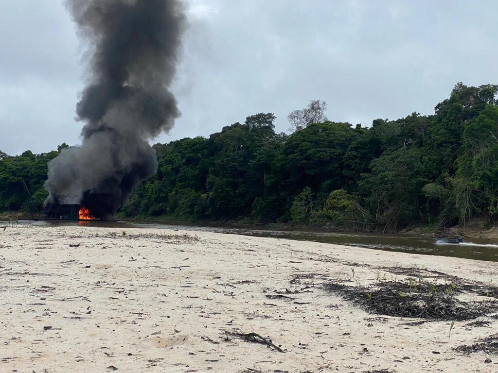 Autoridades de Colombia y Brasil destruyeron maquinaría usada para la minería ilegal.