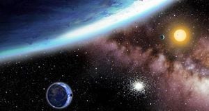 Los planetas Kepler 62e y Kepler 62f orbitan la misma estrella, uno en 122 días y otro en 267. Pertenecen a un sistema compuesto en total por cinco planetas y que se encuentra a 1.200 años luz de la Tierra.
