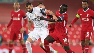 Benzema y Mané disputando un balón en el choque de Champions de la temporada 2020/21