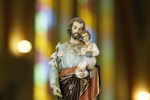Representación de San José y el Niño Jesús.