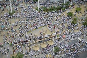 CALI, COLOMBIA - 25 DE MAYO: Manifestantes se reúnen en la Plaza Jairo Varela sosteniendo carteles y gritando consignas por el bienestar de la ciudad y rechazando los bloqueos durante la "Marcha del Silencio" antes de la huelga nacional de mañana el 25 de mayo de 2021 en Cali. Colombia. Cali es el epicentro de las protestas contra el gobierno de Iván Duque, que no han cesado desde el 28 de abril. Para mañana se ha convocado otra masiva protesta nacional. (Foto de Gabriel Aponte / Getty Images)