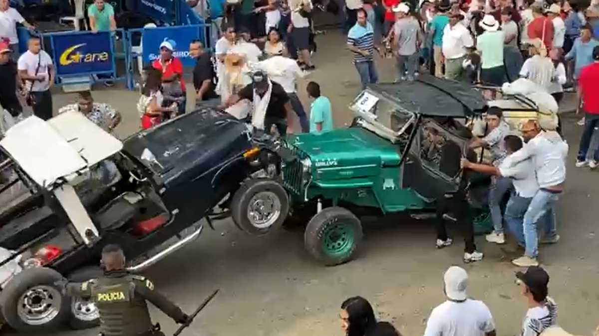Las imágenes muestran peleas entre ciudadanos que utilizan hasta sus carros para enfrentarse.
