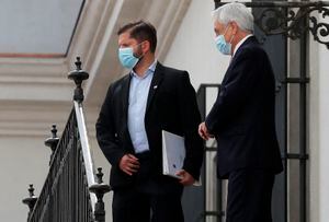 El presidente electo de Chile, Gabriel Boric (izq.), y el presidente Sebastián Piñera, conversan después de mantener una reunión en el Palacio Presidencial de La Moneda en Santiago. (Photo by Javier TORRES / AFP)