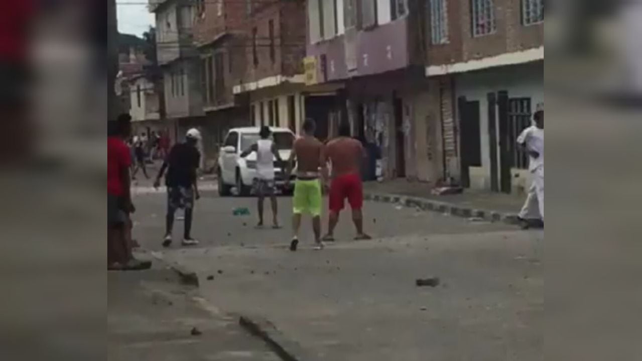 Video muestra pelea entre jóvenes que se enfrentan aparentemente por cruzar fronteras invisibles en la comuna 6 de Cali.