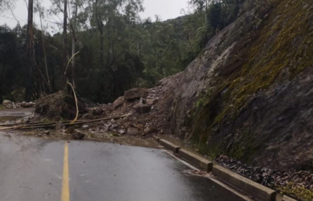 Vía Málaga afectada por derrumbe debido a las fuertes lluvias