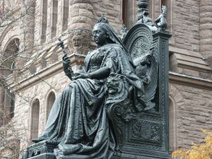 Frente al Parlamento Provincial de Ontario, Toronto, mostrando a la Reina tal como era en su vejez.
