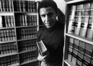 Barack Obama posa en la oficina de The Harvard Law Review el lunes 5 de febrero de 1990, luego de ser nombrado presidente de The Harvard Law Review.